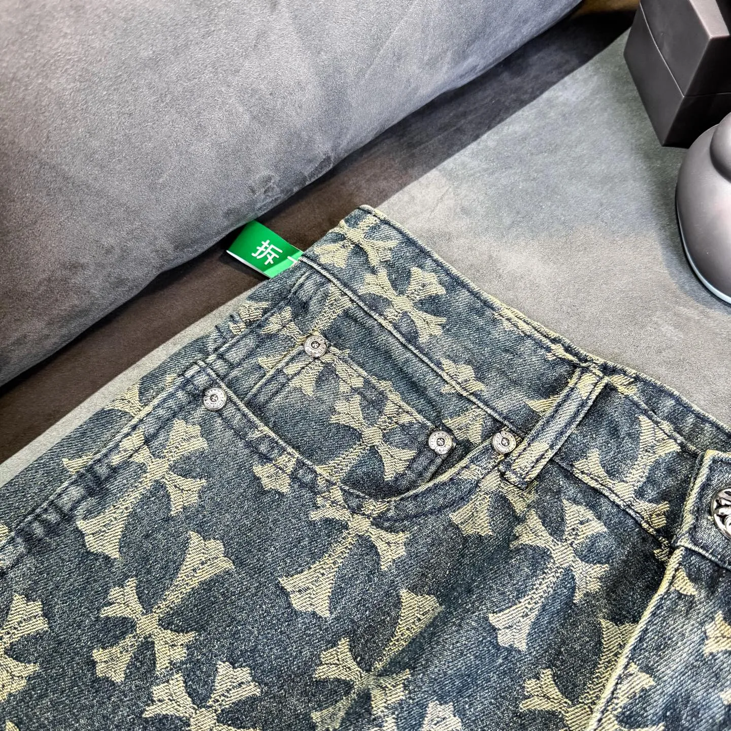 P220 Chrome Hearts｜Chrome Hearts CH all-over jacquard bootcut jeans - the same style as those of Internet celebrities. Cross-printed jeans, with unique cross design elements and all-over printing, full of design sense. It is made of 100% denim cotton fabric with heavy coarse yarn count, which ensures a stiff and tough silhouette while being soft, comfortable and breathable. The lapel is designed with silver buttons and is full of texture.  The classic dark yellow cross logo is all over the pants. They are generous and full of personality without being exaggerated. They are perfect for spring and summer!    Custom hardware! Same style for couples!  The three standards are complete, and the non-market version of the same style for men and women is free to compare and the quality is absolutely guaranteed. Size: 28/30/32/34/36 (s-xxl) Waist: 72/77/82/87/92 Knee: 55/56.5/58/59.5/61 Pants length: 103.5/105.5/107.5/109.5/111.5